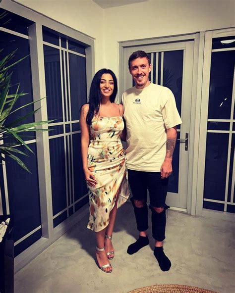 K­ü­r­t­ç­e­ ­e­v­l­i­l­i­k­ ­t­e­k­l­i­f­i­ ­e­t­m­i­ş­t­i­!­ ­F­u­t­b­o­l­c­u­ ­M­a­x­ ­K­r­u­s­e­­n­i­n­ ­e­ş­i­ ­D­i­l­a­r­a­­n­ı­n­ ­p­o­z­l­a­r­ı­ ­s­o­s­y­a­l­ ­m­e­d­y­a­y­ı­ ­y­ı­k­t­ı­